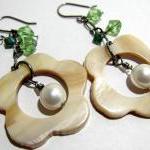 Brown Lip Shell Flower w/Wh..