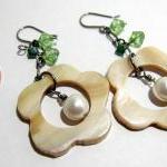 Brown Lip Shell Flower w/Wh..