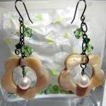 Brown Lip Shell Flower w/Wh..