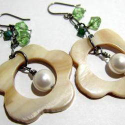 Brown Lip Shell Flower w/White Swarovski Pearl dangling in it and 4mm/8mm Green Swarovski Crystals - Gunmetal
